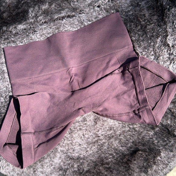 Lululemon ebb to street short 4-6 maroon - Picture 3 of 3